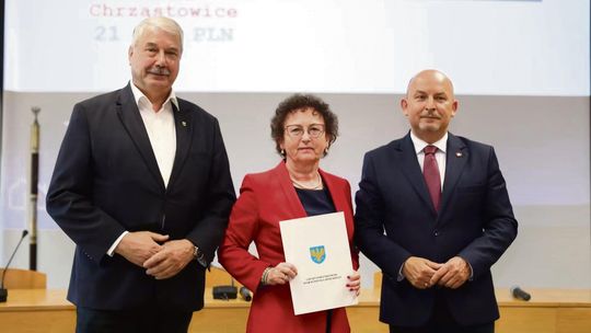 21 tys. zł dla sołectw gminy Chrząstowice! Altana w Dańcu, odnowiona świetlica w Falmirowicach i nowe wyposażenie w Niwkach