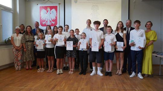 47 uczniów ze stypendiami Wójta Gminy Chrząstowice. Nagrody za naukę i sukcesy w konkursach