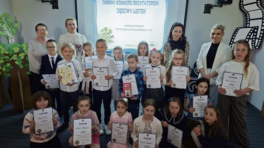 48 młodych recytatorów na scenie! W Nakle odbył się pierwszy konkurs „Dębowy Listek”