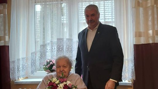 90 lat życia i wspomnień. Wyjątkowy jubileusz mieszkanki Niwek Pani Rita Czech z Niwki podczas obchodów 90. urodzin z wizytą wójta gminy Chrząstowice.