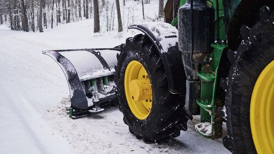 Akcja Zima w powiecie opolskim. Drogowcy szykują sól i piasek na pierwsze opady śniegu