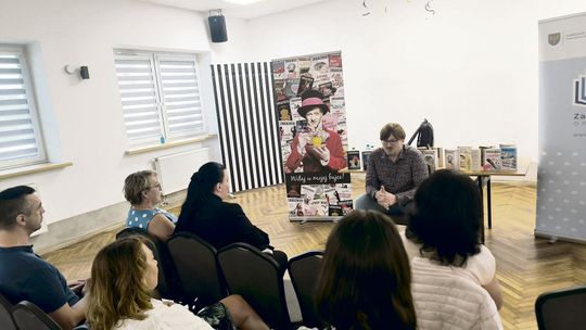 Alek Rogoziński rozbawił publiczność w Dębskiej Kuźni! Kameralne spotkanie pełne humoru i rozmów o książkach