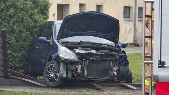 Auto staranowało ogrodzenie