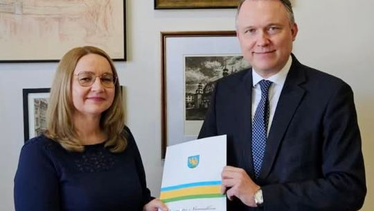 Kamila Rademacher – nowa zastępczyni burmistrza Niemodlina – podczas pracy w niemodlińskim ratuszu