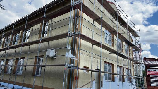 Dąbrowa inwestuje: przebudowa ul. Szkolnej, modernizacje szkół, nowe boisko, remonty dróg i centrum obrony cywilnej