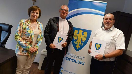Drewniana wieża kościoła w Zakrzowie Turawskim zostanie wyremontowana. Powiat opolski przekazał 22,5 tys. zł na ochronę zabytku