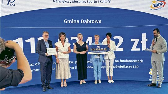 Gmina Dąbrowa nagrodzona w Warszawie! Ponad 112 tys. zł na nowoczesne oświetlenie boiska w Mechnicach