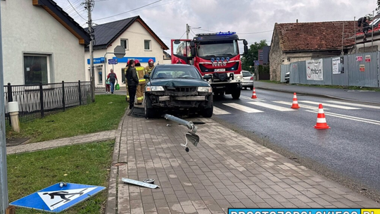 Groźnie w centrum Tarnowa Opolskiego! Volkswagen wypadł z drogi i staranował latarnię