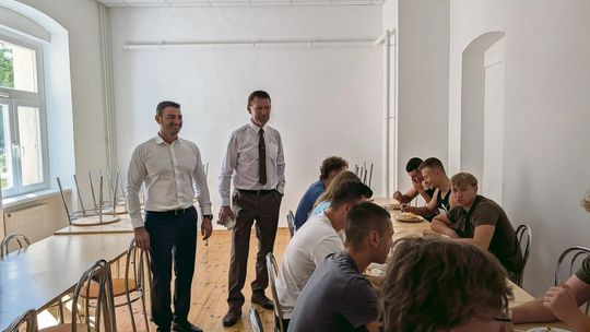 Internat w Tułowicach przechodzi metamorfozę. Po remoncie wnętrz rusza renowacja elewacji