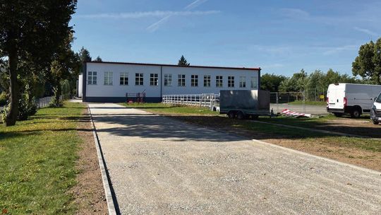 Inwestycje w szkołach gminy Dąbrowa. Nowe boisko, bieżnia, pracownia i wyremontowana kuchnia