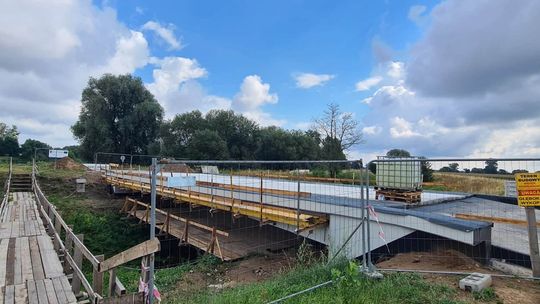 Inwestycyjny boom w gminie Dąbrowa. Trwa 13 dużych inwestycji, a w Naroku powstaje nowy most za 4,7 mln zł