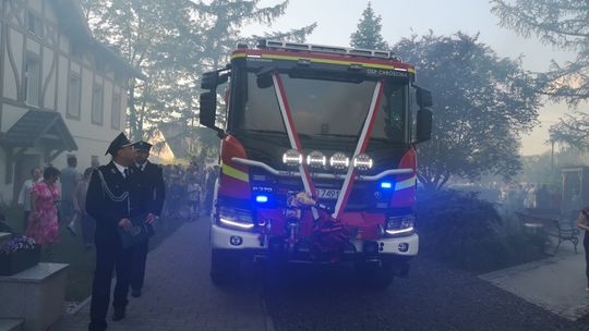 Już służy! Syreny zawyły, race rozbłysły. Nowy wóz bojowy dotarł do Chróściny