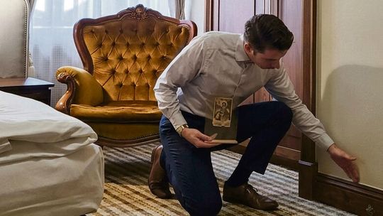 Kapsuła czasu w pałacu w Mosznej! Ponad 100‑letnia pocztówka z 1919 roku znaleziona za listwą podłogową