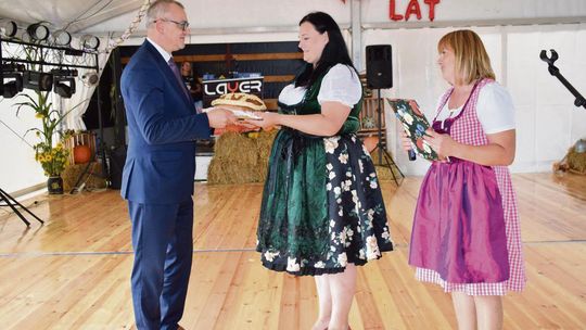 Kolorowy korowód, zabytkowe traktory i charytatywna akcja! Dożynki w Chobiu znów przyciągnęły tłumy