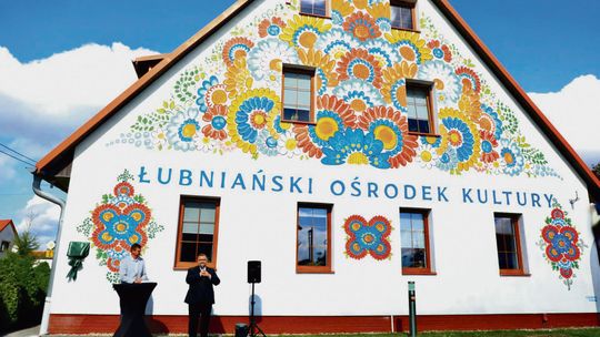 Kwiaty Opolszczyzny  na ścianie Łubniańskiego Ośrodka Kultury