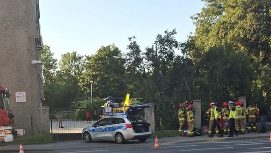 Motocykl zderzył się z osobówką w Opolu. Dwie osoby poszkodowane, służby szukają kierowcy