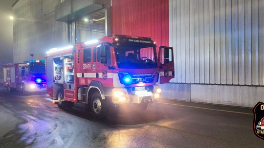 Murów: Nocny pożar instalacji w zakładzie pracy. Strażacy rozbierali część rurociągu