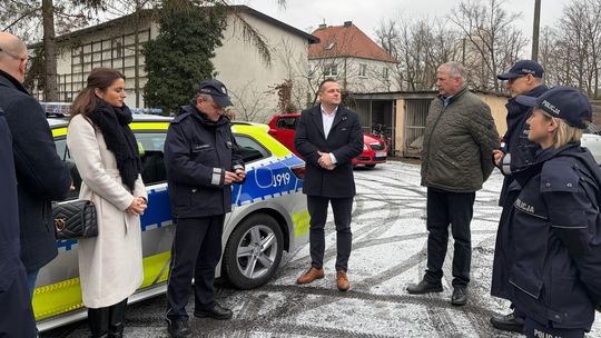 Nowy radiowóz przekazany Komisariatowi Policji w Ozimku podczas uroczystej ceremonii z udziałem lokalnych władz i komendantów.
