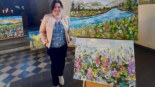 „Obrazy sercem malowane”. Dorota Kleppert zachwyciła na wernisażu w Prószkowie — 60 prac pełnych koloru i emocji