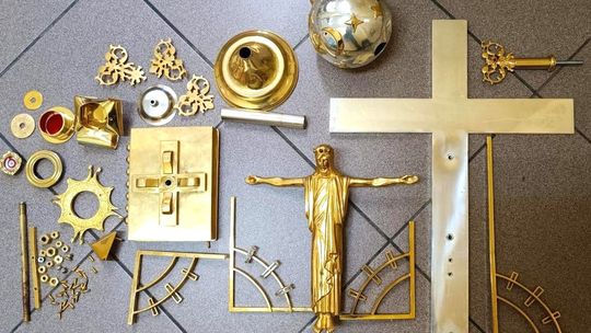 Okradli kościół z pieniędzy i sprzętów liturgicznych. Złodziejska para szybko wpadła w ręce ozimskiej policji