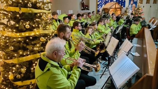 Młodzieżowa Orkiestra Dęta Gminy Chrząstowice podczas koncertu w Staniszczach Małych