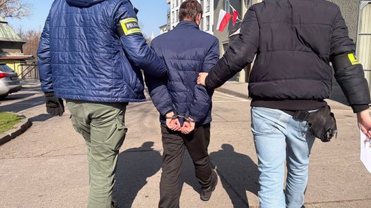 Oszust „na policjanta” zatrzymany na gorącym uczynku w Tarnowie Opolskim Oszust „na policjanta” zatrzymany na gorącym uczynku w Tarnowie Opolskim