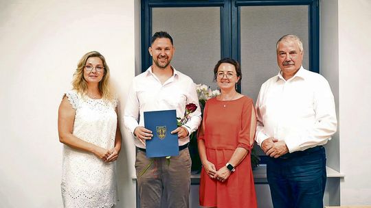 Patryk Fogel ponownie dyrektorem szkoły w Chrząstowicach! Samorząd powierzył mu funkcję do 2030 roku