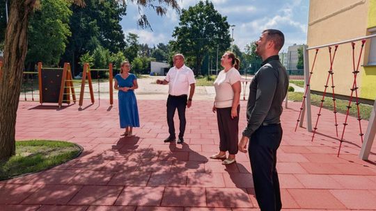 Plac edukacyjno‑ruchowy już czeka na uczniów! Zespół Szkół w Niemodlinie otwiera przestrzeń do zabawy i aktywności