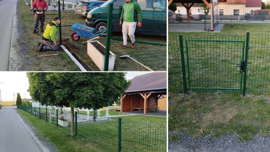 Plac zabaw w Raszowej zyskał nowe ogrodzenie! Mieszkańcy i rada sołecka połączyli siły