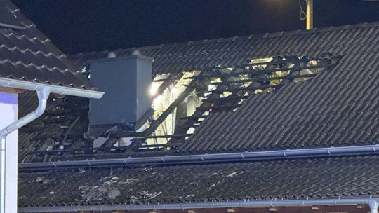 Pożar domu jednorodzinnego w Raszowej – strażacy gaszą ogień na poddaszu budynku