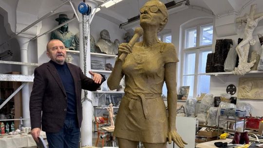 Projekt rzeźby Kory w Opolu autorstwa prof. Mariana Molendy – sylwetka artystki z mikrofonem, uchwycona w dynamicznej scenicznej pozie.