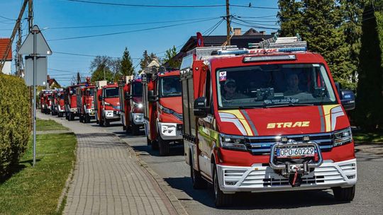 Ponad 40 wozów strażackich przejechało przez gminę Dąbrowa. Szósta parada przyciągnęła tłumy