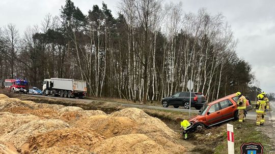 Poranne zderzenie w Węgrach. Osobówka wylądowała w rowie