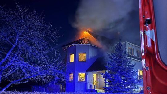 Pożar domu w Szczedrzyku. Do akcji ruszyło siedem zastępów straży pożarnej