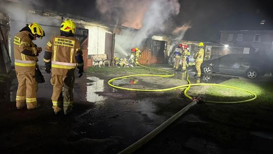 Pożar w Tułowicach w środku nocy. Spłonęły garaże, wielogodzinna akcja strażaków