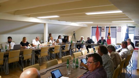 Prószków z ważnymi decyzjami. Radni blokują plan zabudowy Chrząszczyc i inwestują w transport, OSP oraz szkoły