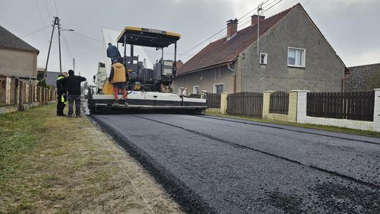 Nowa nawierzchnia na drodze powiatowej po remoncie wykonanym przez Zarząd Dróg Powiatowych w Opolu