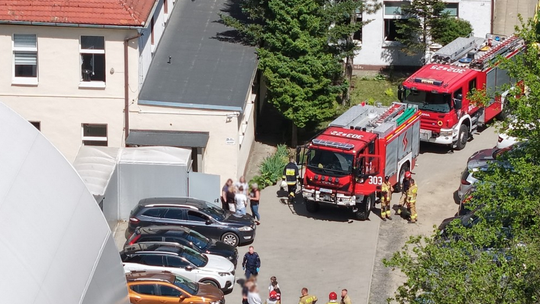 Rozpylenie gazu w szkole podstawowej. Ewakuacja ponad 180 osób, troje dzieci w szpitalu