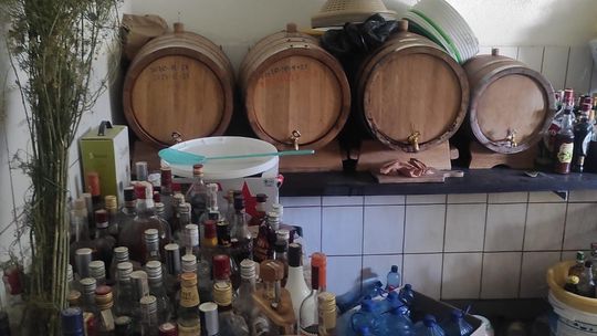Senior zatrzymany za pędzenie bimbru: 170 litrów alkoholu i aparatura do produkcji. 66-latek zatrzymany w Opolu