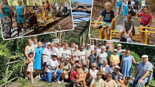 Seniorzy z Nakła wsiedli na drezyny. Wakacyjny wyjazd zamienił się w dzień pełen zabawy