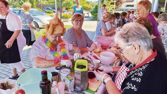 Sport, pierogi i świetna zabawa. Ponad 100 osób na wydarzeniu Uśmiechu Seniorów w Komprachcicach