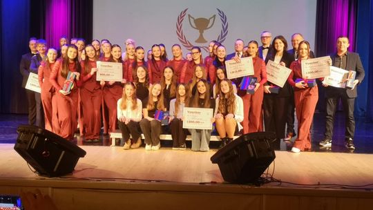 Laureaci plebiscytu Sportowiec Roku 2025 Gminy Ozimek podczas gali w Domu Kultury fot Tygodnik Ziemi Opolskiej