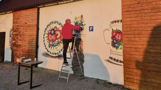 Stare Siołkowice z nowym muralem! Dawna stodoła zamieniła się w barwne dzieło inspirowane opolską tradycją