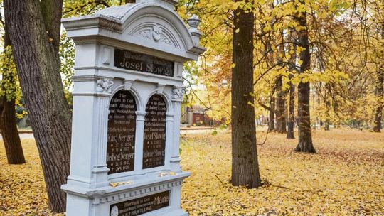 Stary cmentarz przy Wrocławskiej odzyskuje blask! Odnowione nagrobki znanych Opolan i wielka rewitalizacja nekropolii
