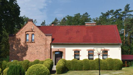 Świetlica w Mnichusie odzyskała historyczny blask. Gmina Ozimek zakończyła remont elewacji zabytkowego budynku