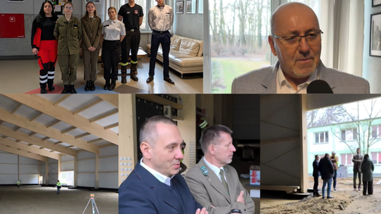 Szkoły powiatu opolskiego stawiają na naukę i sport, a nowa hala sportowa w Prószkowie rośnie w oczach Uczniowie i dyrektorzy szkół powiatu opolskiego podczas wizyty na placu budowy nowej hali sportowej w Prószkowie