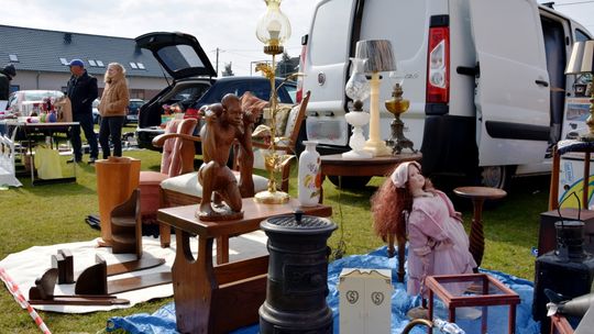 Szperacze ruszyli na łowy. Pierwsza giełda staroci w Dobrzeniu Małym za nami Szperacze ruszyli na łowy. Pierwsza giełda staroci w Dobrzeniu Małym za nami