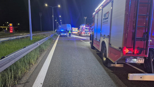 Tragedia na A4 pod Opolem. Laweta staranowała pojazd drogowców, pracownik zginął w płonącym busie