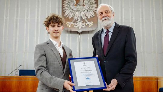 Uczeń z Antoniowa najlepszy w Polsce! Bartosz Bednarski wygrał prestiżowy konkurs o Senacie RP