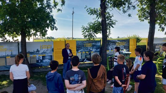 Uczniowie z Raszowej spotkali się z Andrzejem Balcerkiem! Były prezes Górażdży opowiedział o historii cementowni i rozwoju regionu